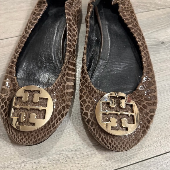 Tory Burch Brown Croc-Embossed Logo Ballet Flats - Picture 5 of 6